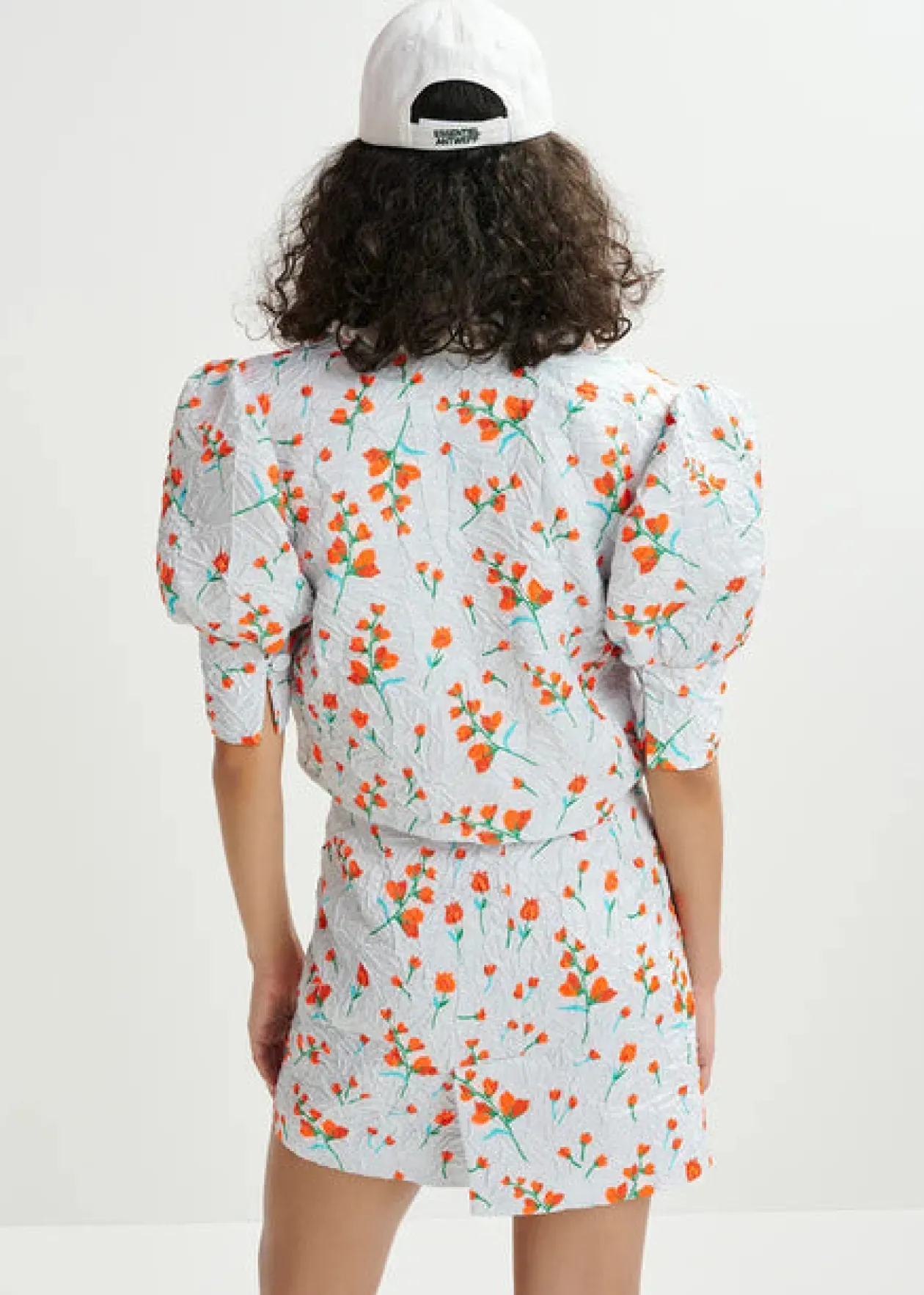 essentiel_floral_jacket_w_3.webp ESSENTIEL Floral Jacket With Puffed Sleeves