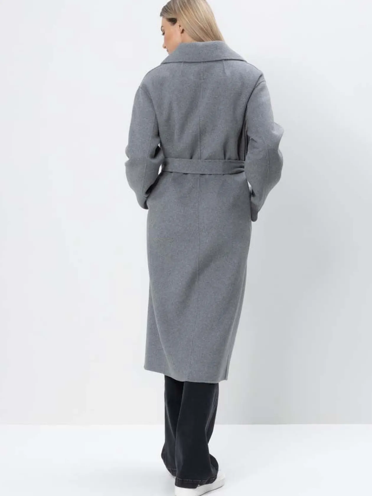 h_grey_coat_2.webp H Grey Coat