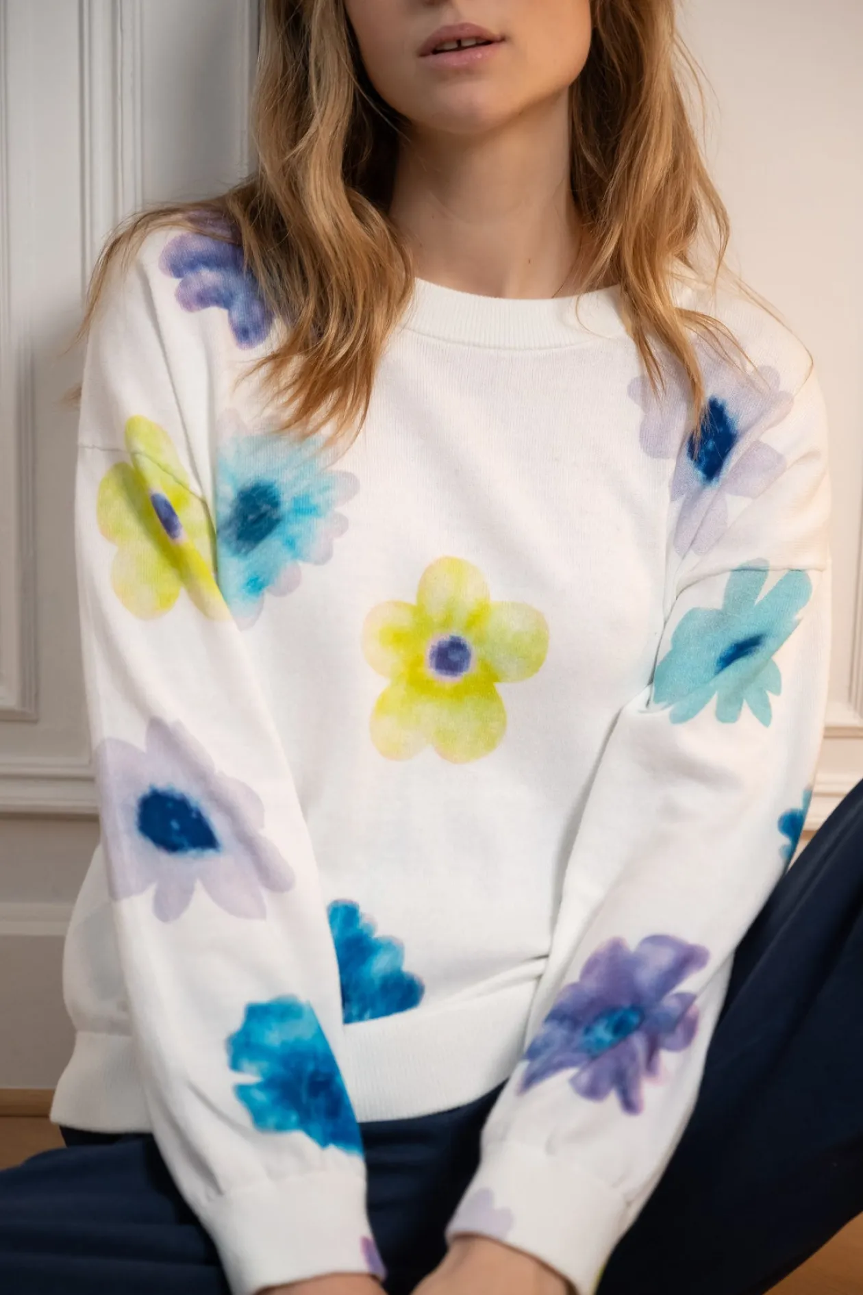jeff_floral_white_sweater_0.webp JEFF Floral White Sweater