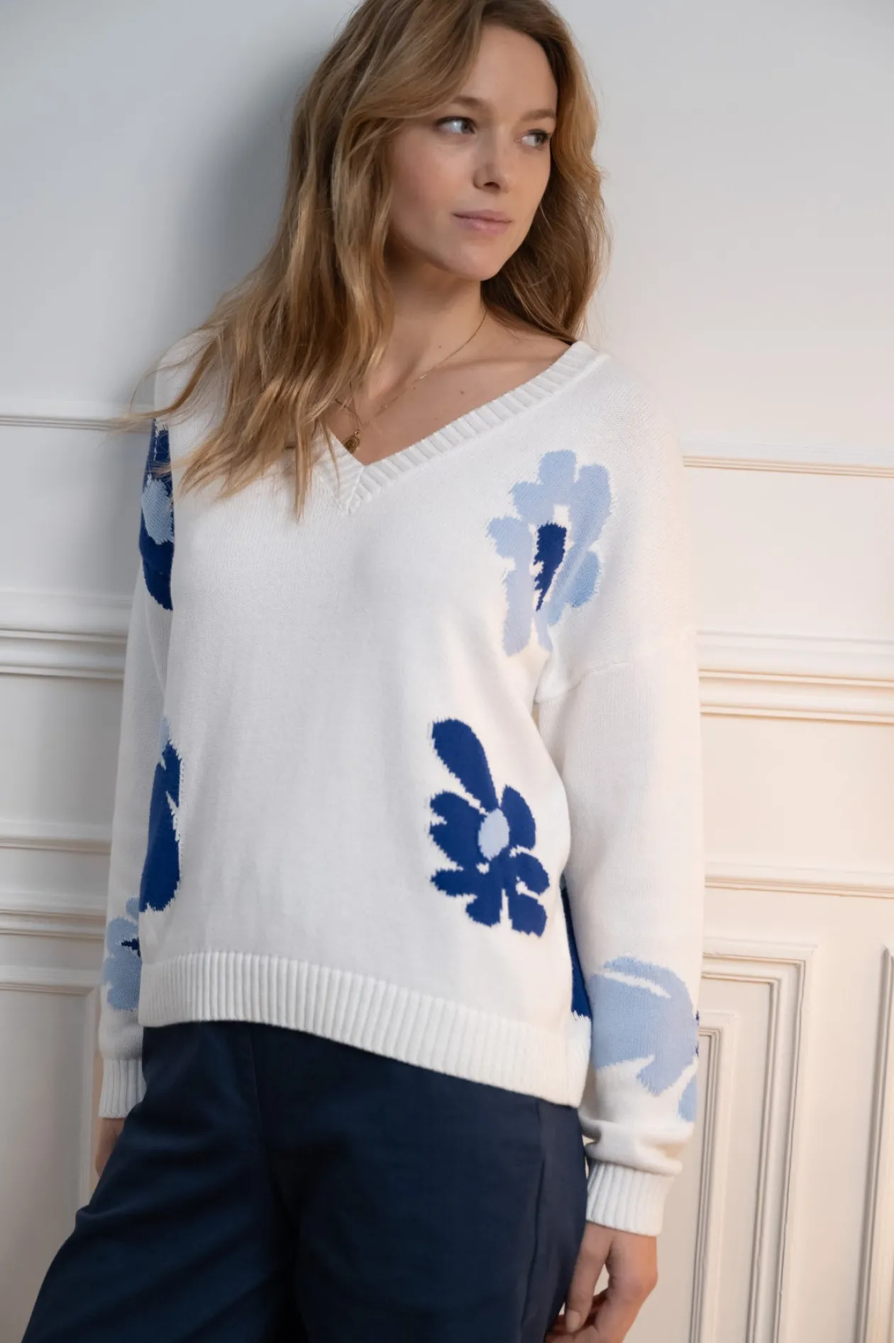 jeff_white_jumper_with_fl_2.webp JEFF White Jumper With flowers