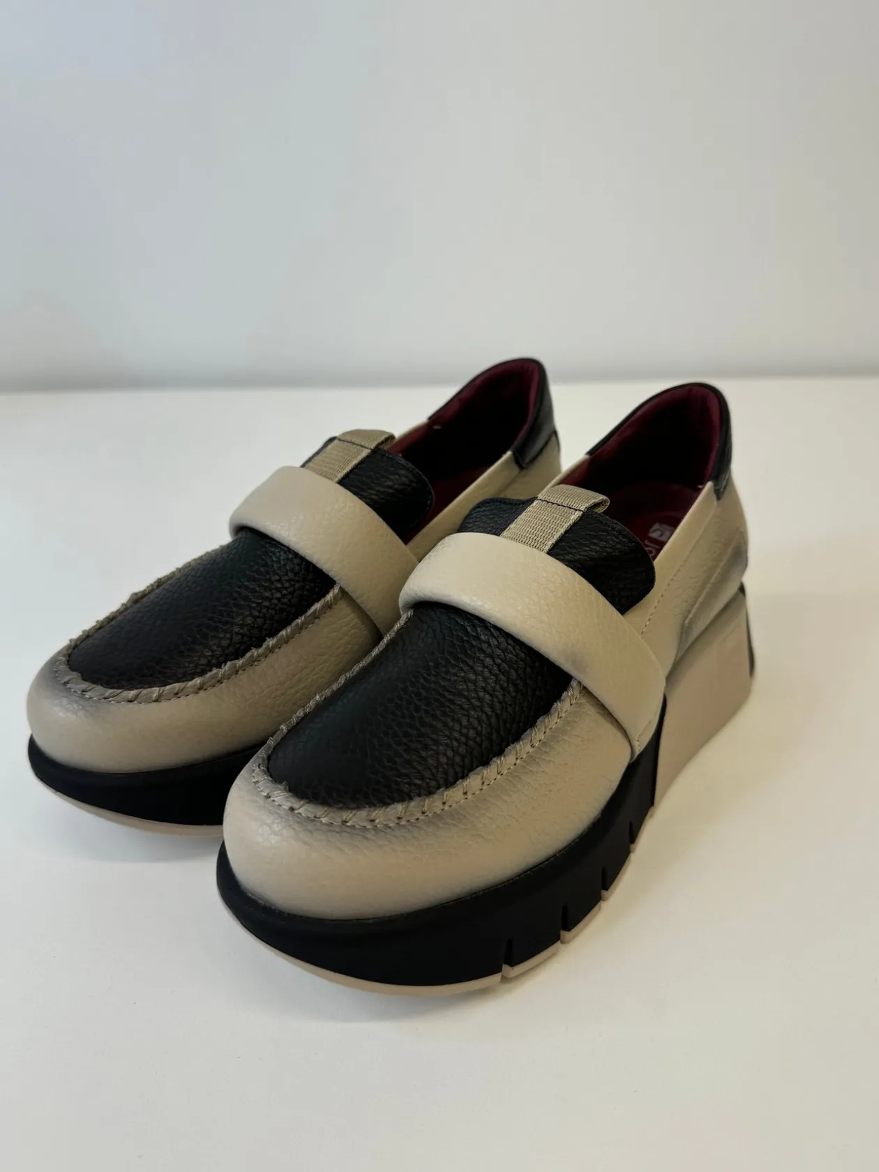 jose_saenz_black_amp_beig_0.webp JOSE SAENZ Black & Beige Loafers