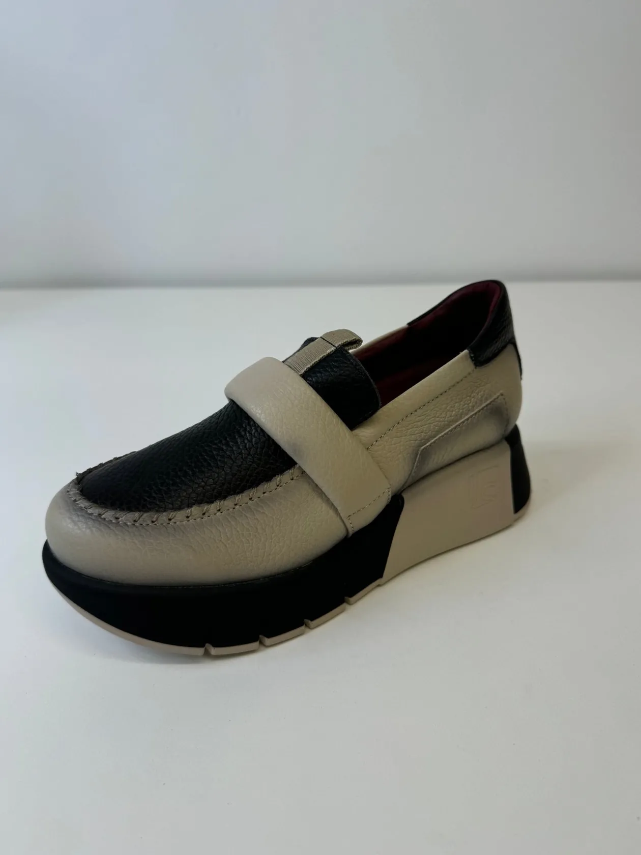 jose_saenz_black_amp_beig_1.webp JOSE SAENZ Black & Beige Loafers