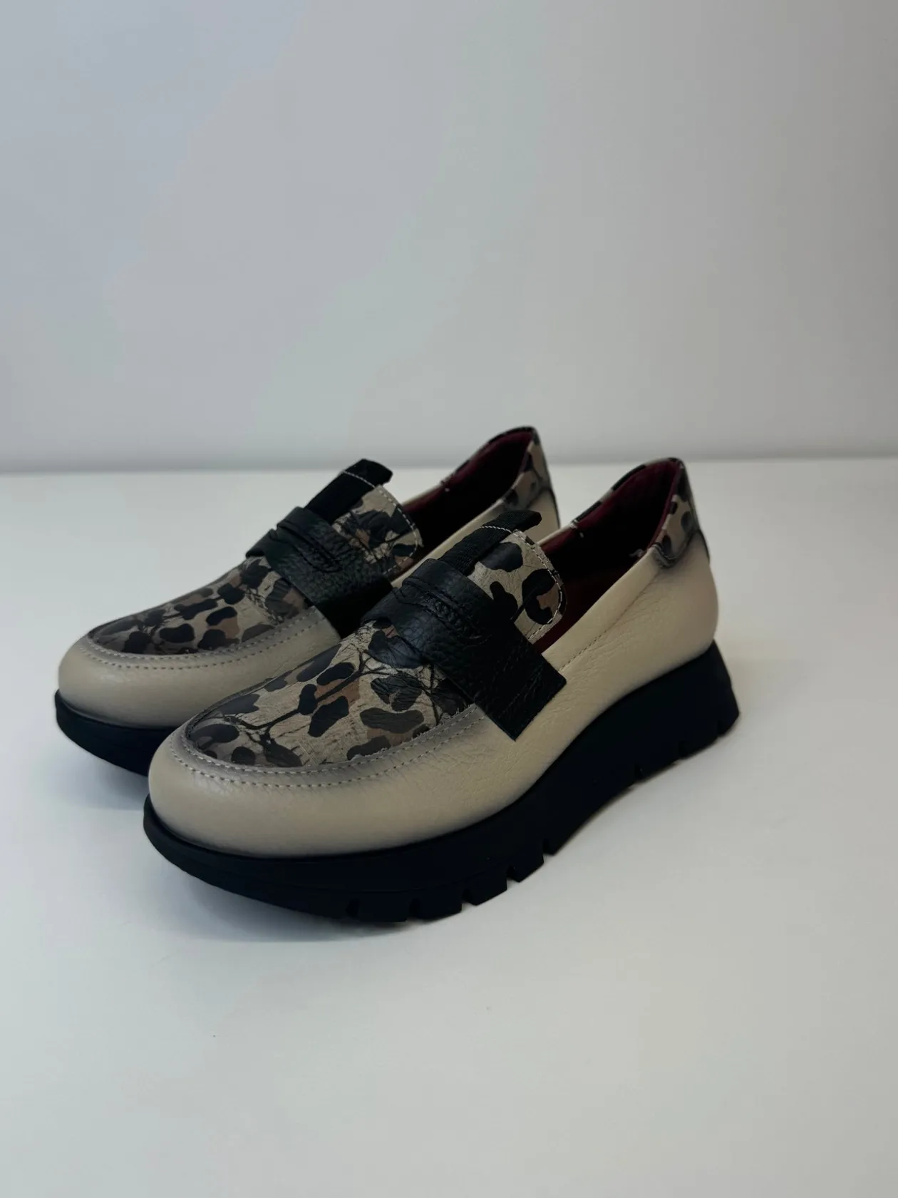 jose_saenz_leopard_print__0.webp JOSE SAENZ Leopard Print & Cream Loafers