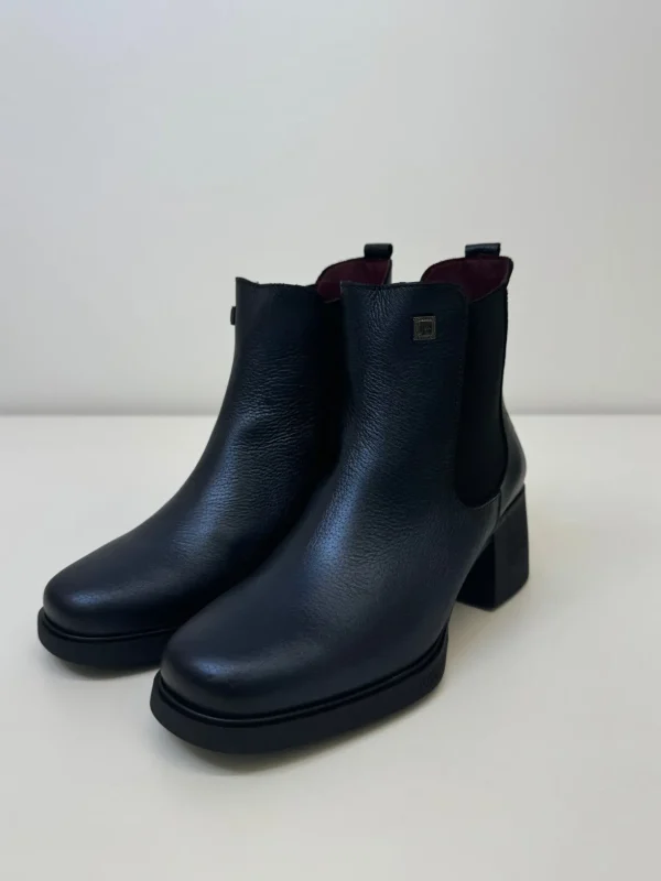 JOSE SAENZ Navy Shiny Boots